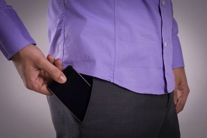 Мъже, не носете мобилния си телефон в джоба на панталоните