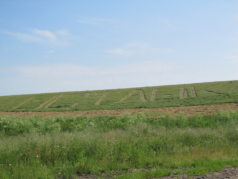 Огромен надпис ”Оставка” се появи на баира на русенското село Бъзън