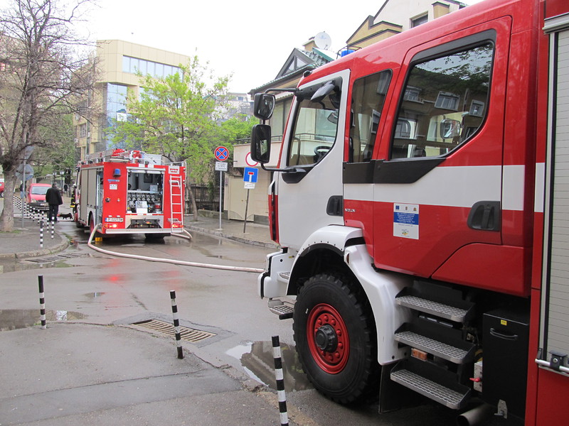 7-ми ден гасят пожар в депо за слама в Катуница