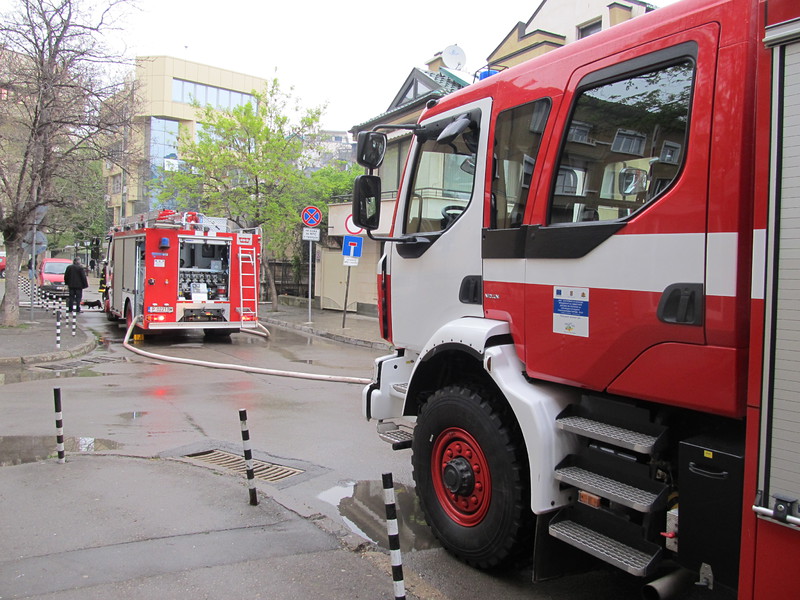 Огнеборци гасиха пожар на пристанището