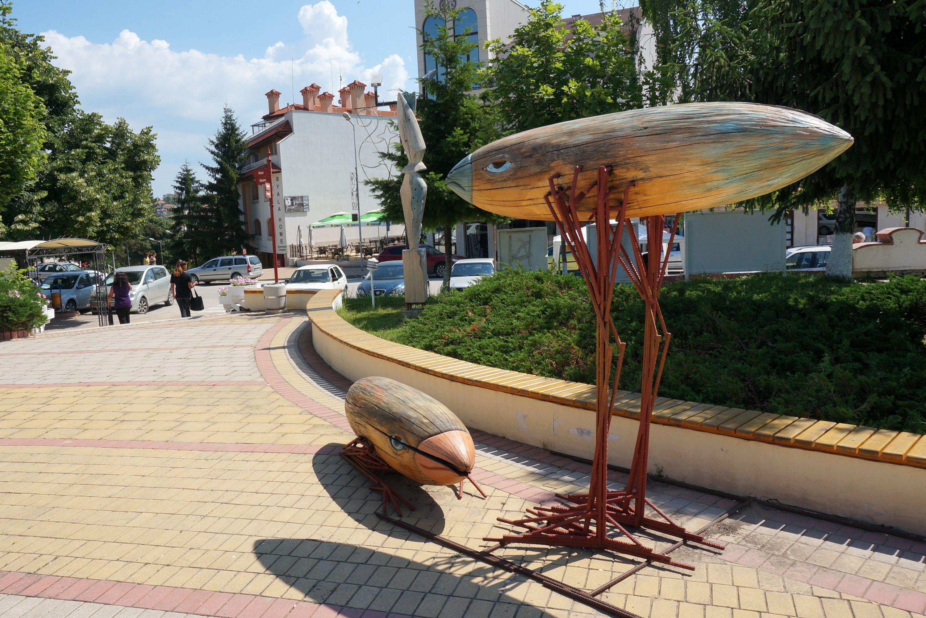 Дървени скулптури красят град Бяла