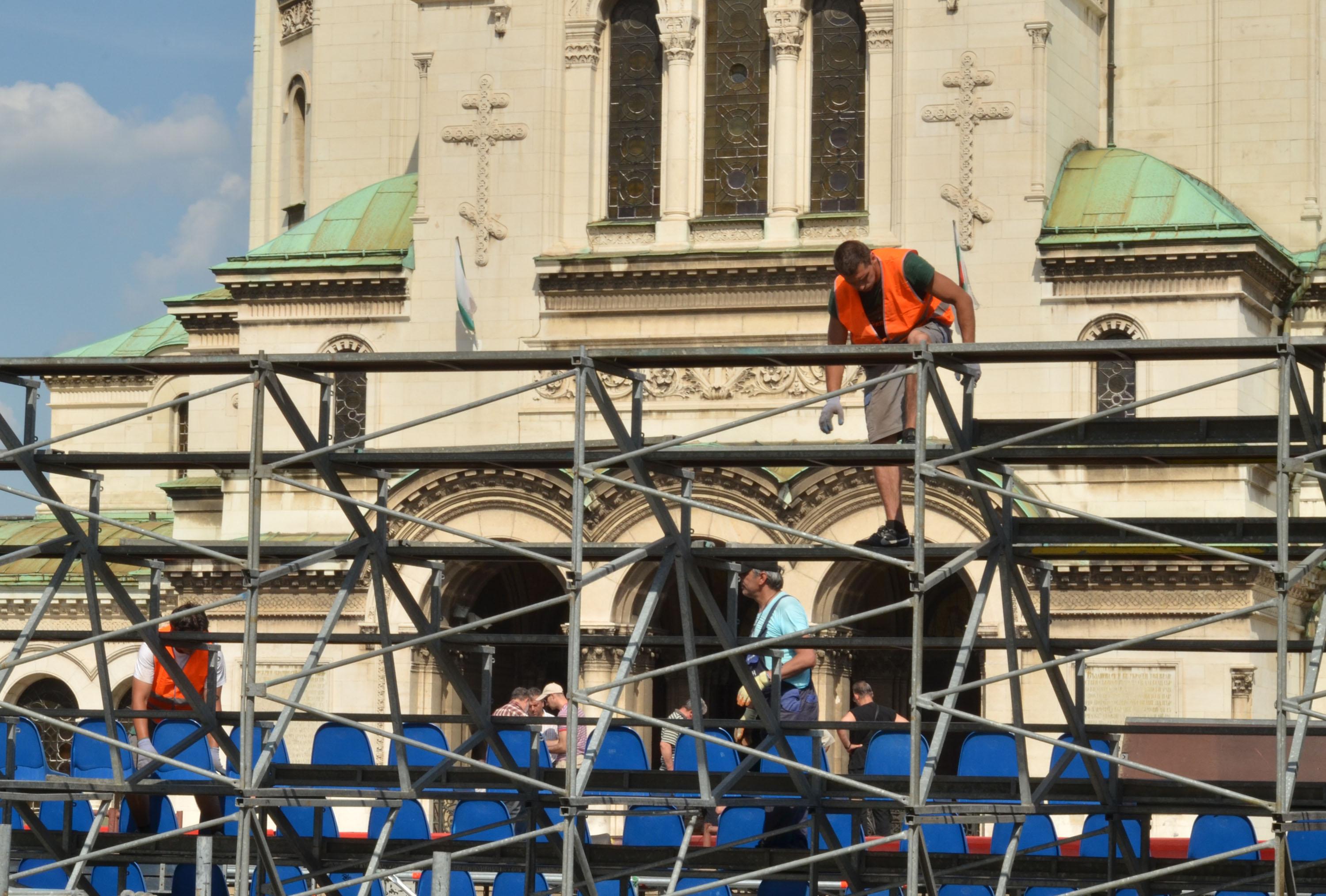 Строят сцената и трибуните за операта (снимки)