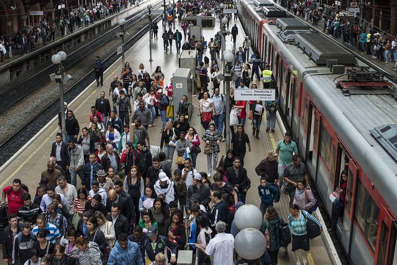 Служителите на метрото в Сао Пауло ”се смилиха” над феновете