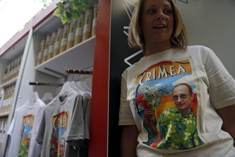 В ГУМ за часове се продадоха 5000 тениски с лика на Путин