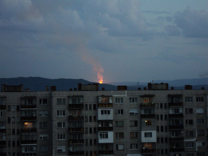 Взривове стреснаха Казанлък, горя склад на ”Арсенал”