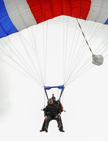 Джордж Буш скочи с парашут на 90-ия си рожден ден
