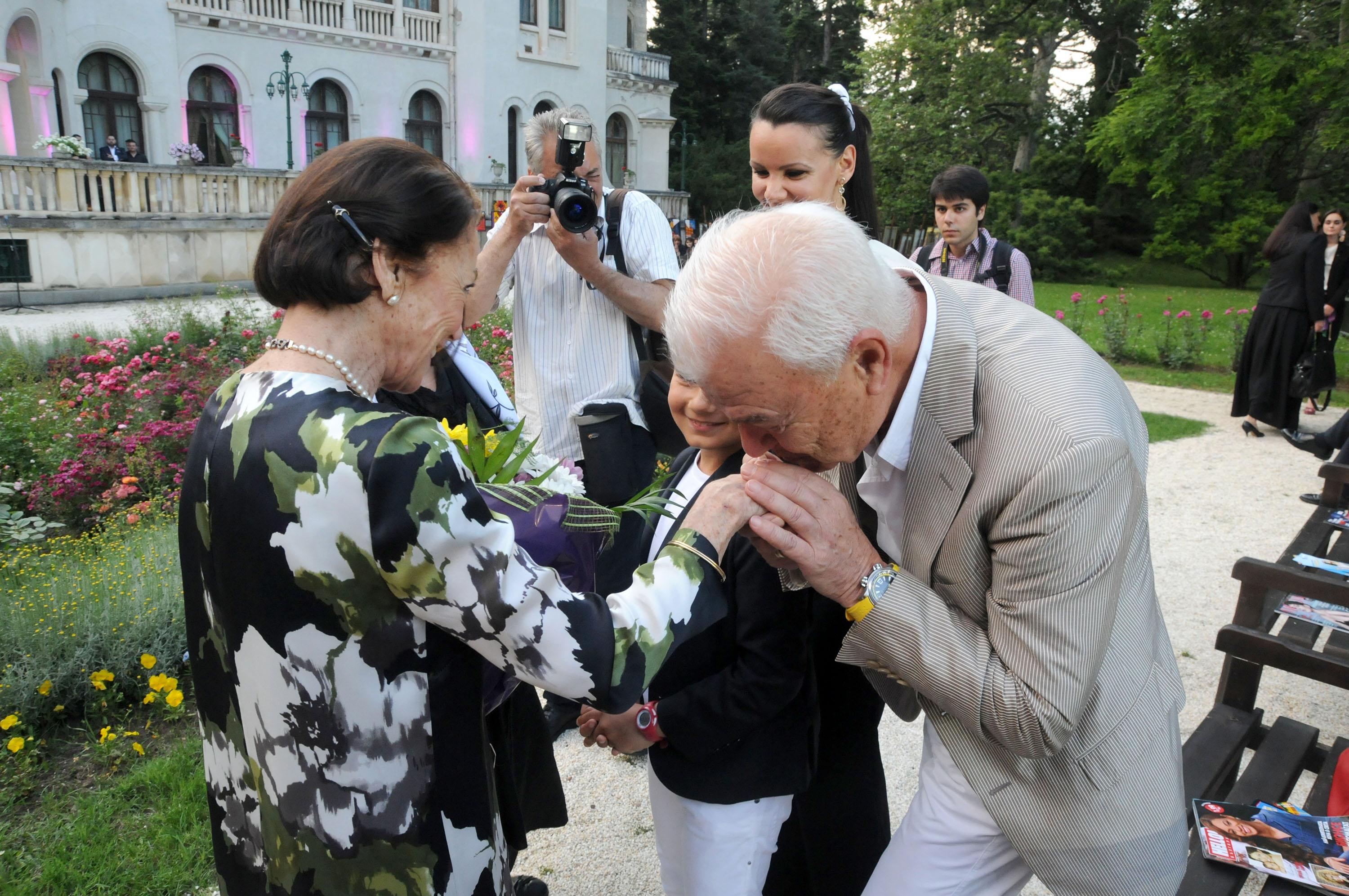 Петър Манджуков целува ръка на доня Маргарита