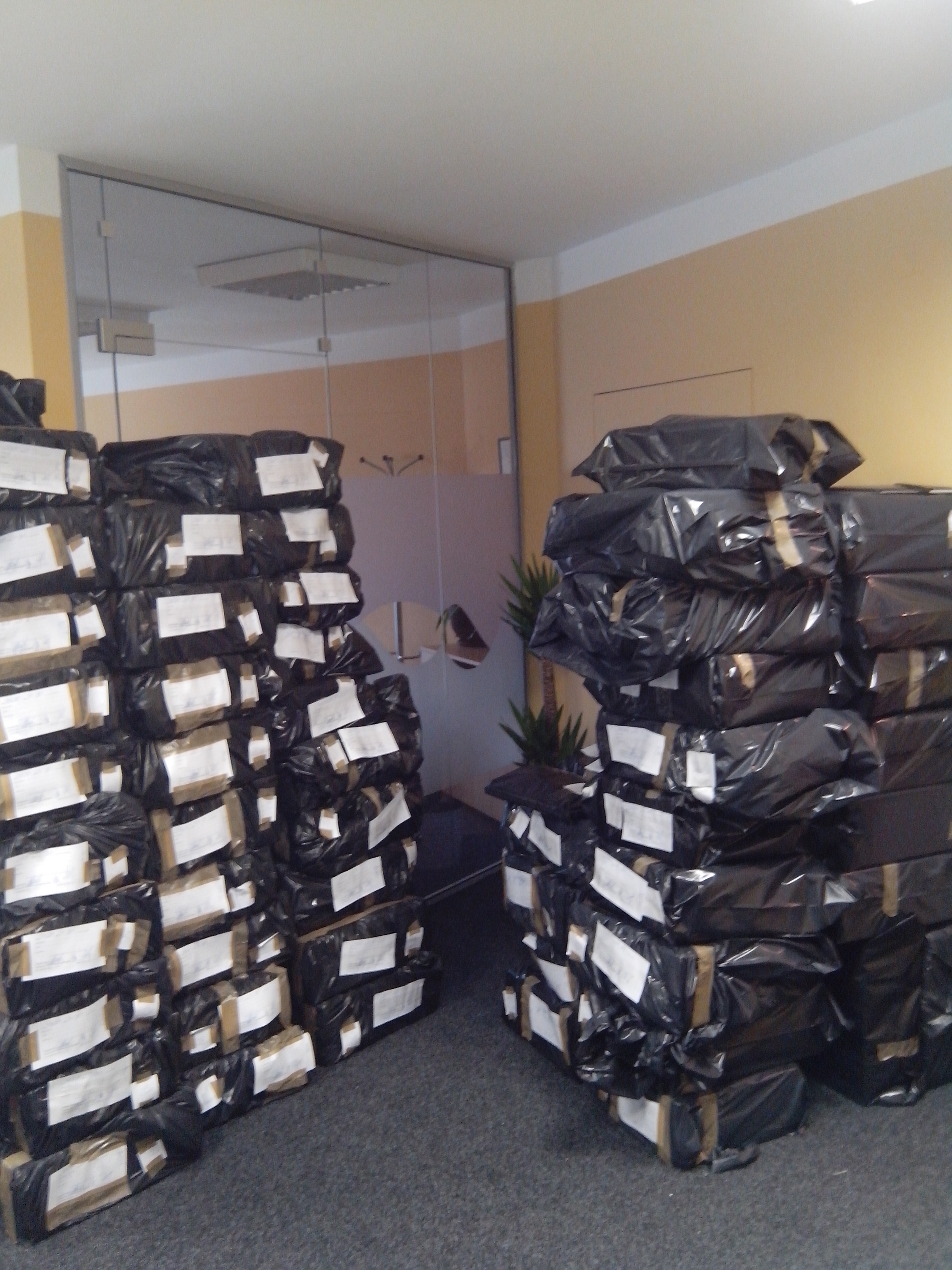 Иззети са 79 броя компютърни конфигурации и един сървър