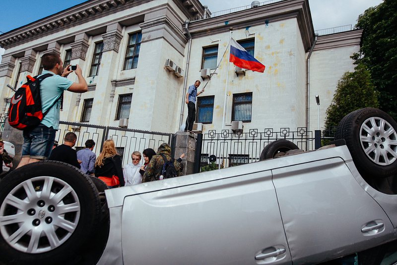 Украинци свалиха знамето от руското посолство в Киев
