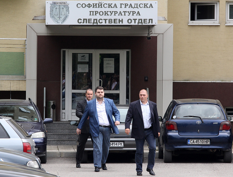 Пеевски отказал охрана от НСО, затова не го пазят