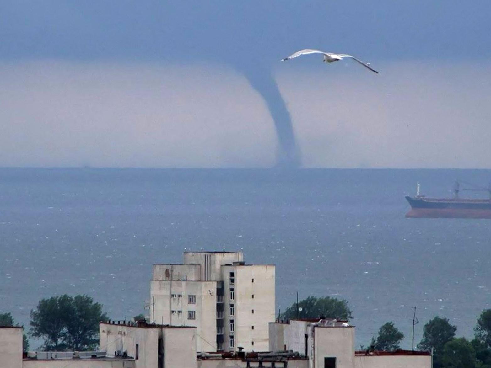 Торнадо се изви в морето до Созопол (видео)