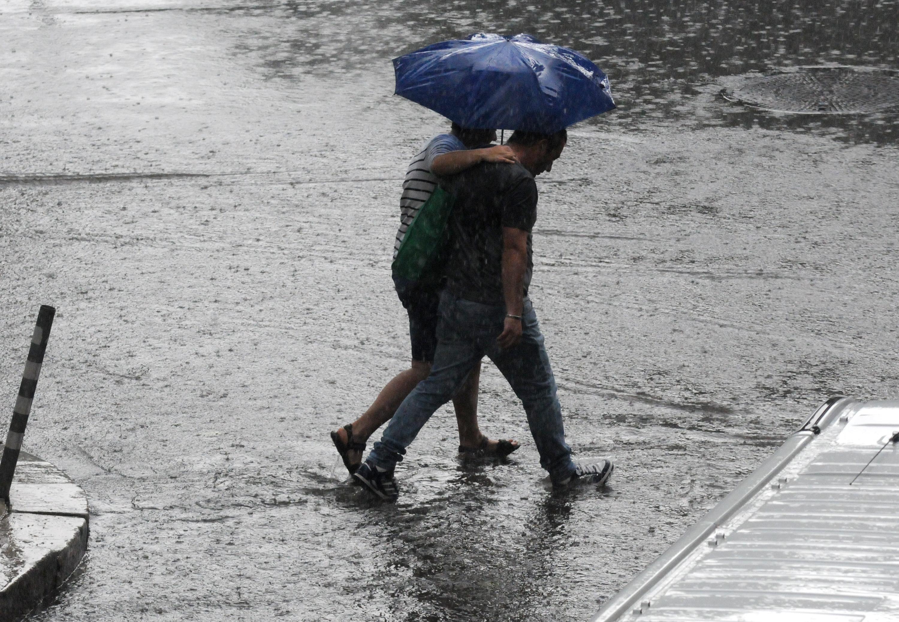 Проливен дъжд заля и столицата в понеделник следобед