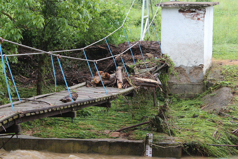 Щетите от наводнението в село Турия