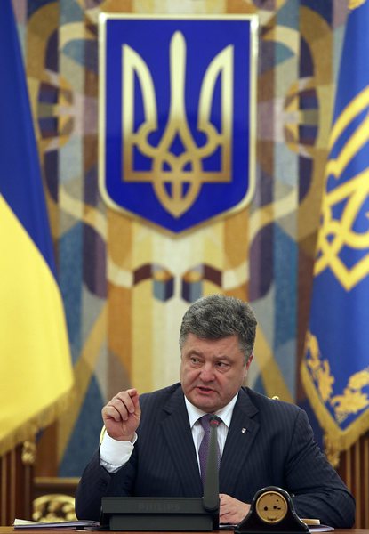 Украинските правителствени сили ще стрелят само, ако бъдат нападнати, обеща Порошенко