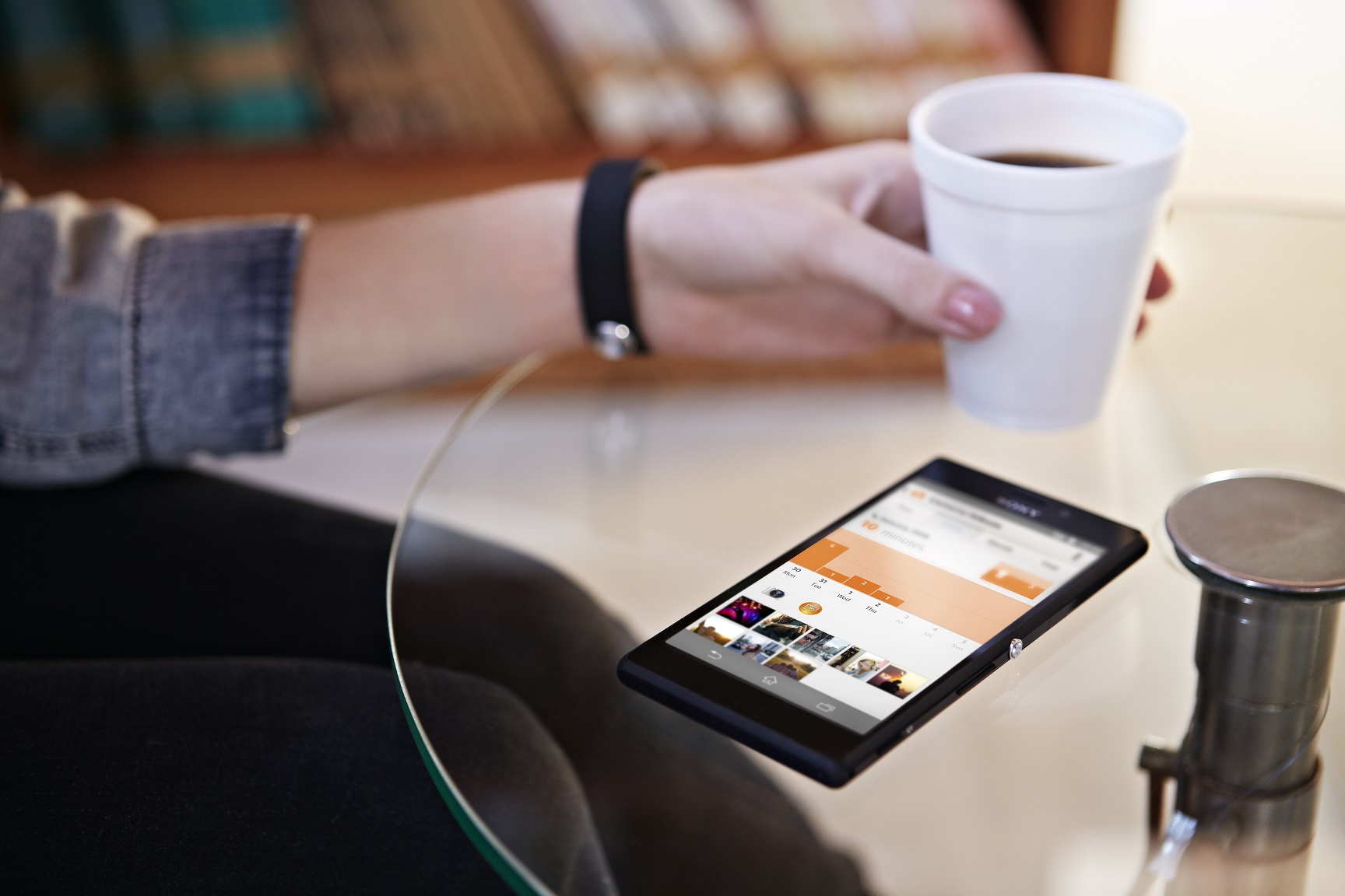 Технологичната гривна Sony SmartBand работи с Xperia Z2