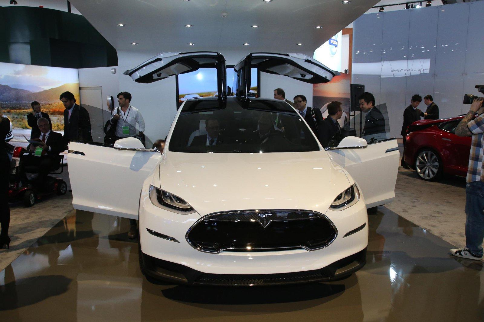 Доставките на Tesla Model X започват до 3-4 месеца