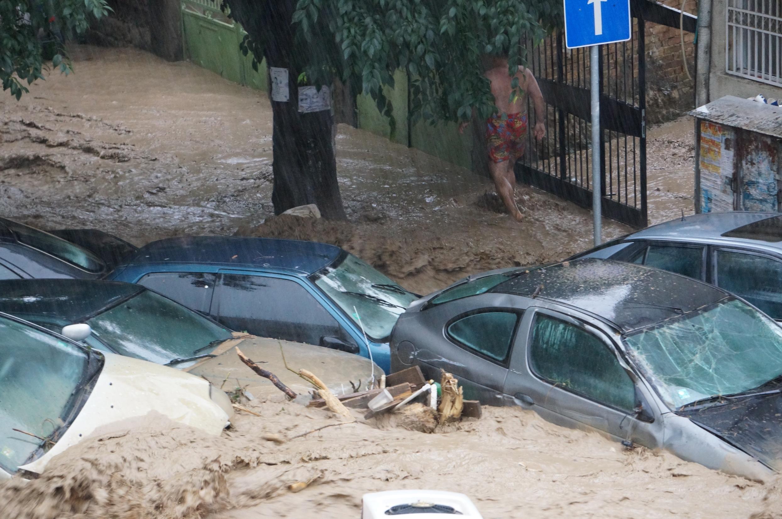 Потопът завлече много коли във Варна