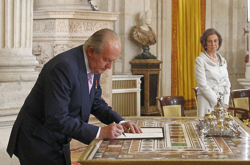 Испанският крал Хуан Карлос I подписва закона за своята абдикация