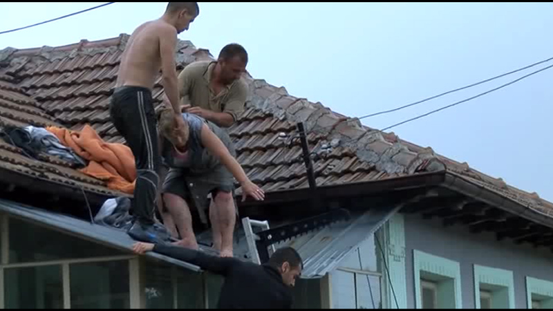 В Килифарево спасяваха хора през покривите