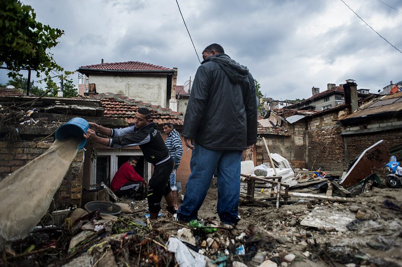 Доброволци помагат да се разчистят щетите от наводнението в Аспарухово