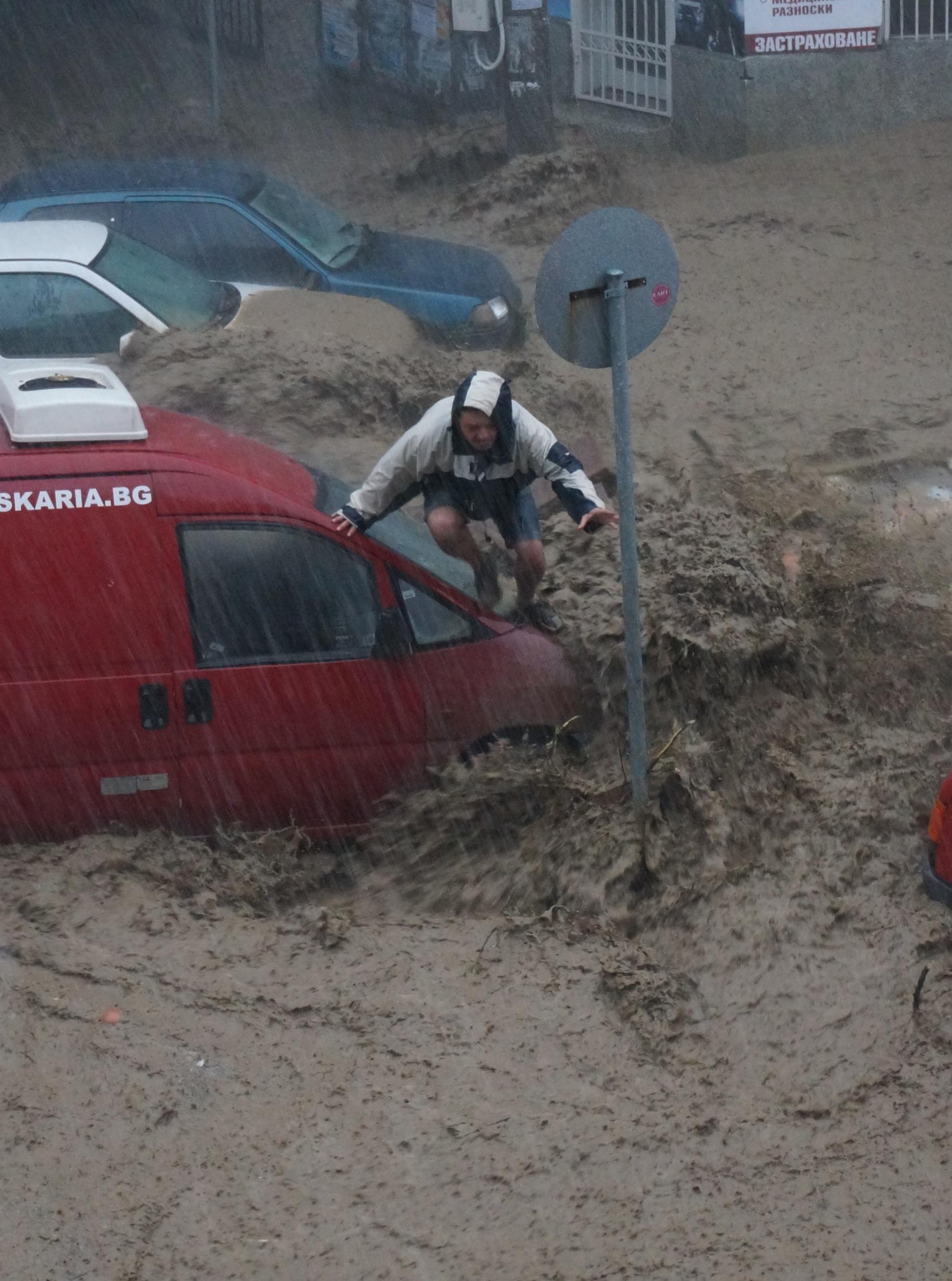 Потоп във Варна, отнесени са коли