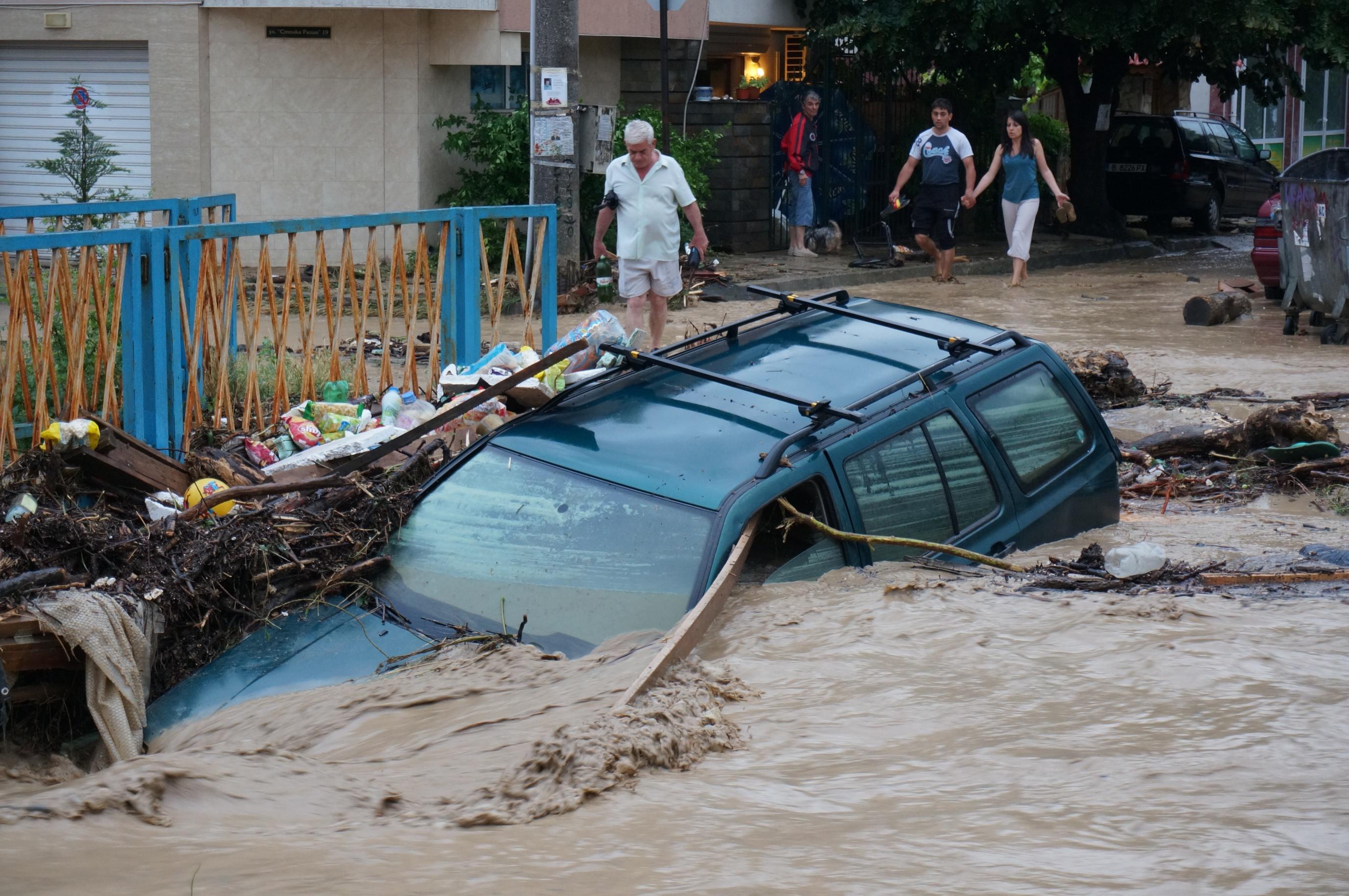 Потоп във Варна носи коли и паднали дървета по улиците