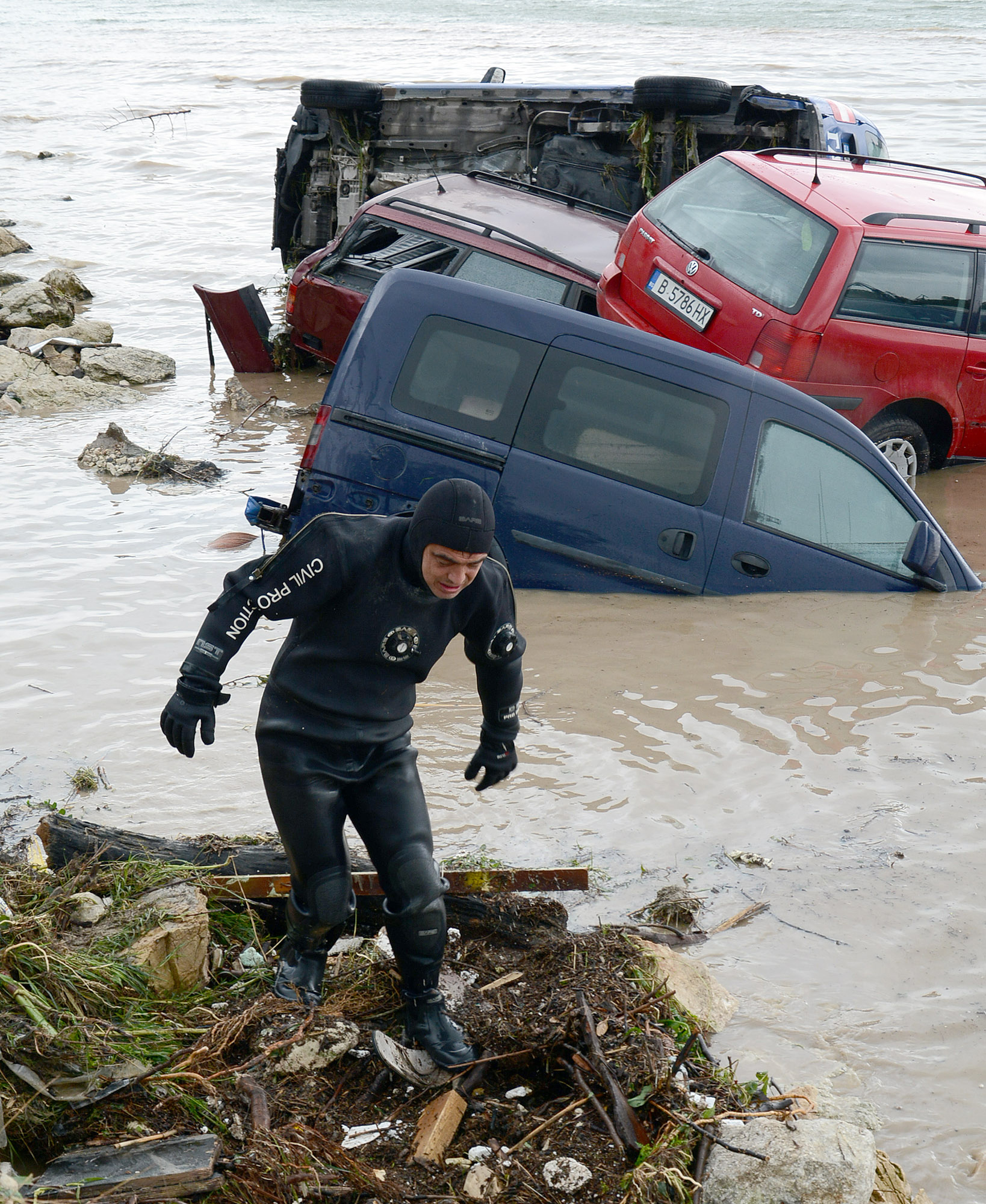 В квартал ”Аспарухово” във Варна започна разчистването на наносите от проливния дъжд