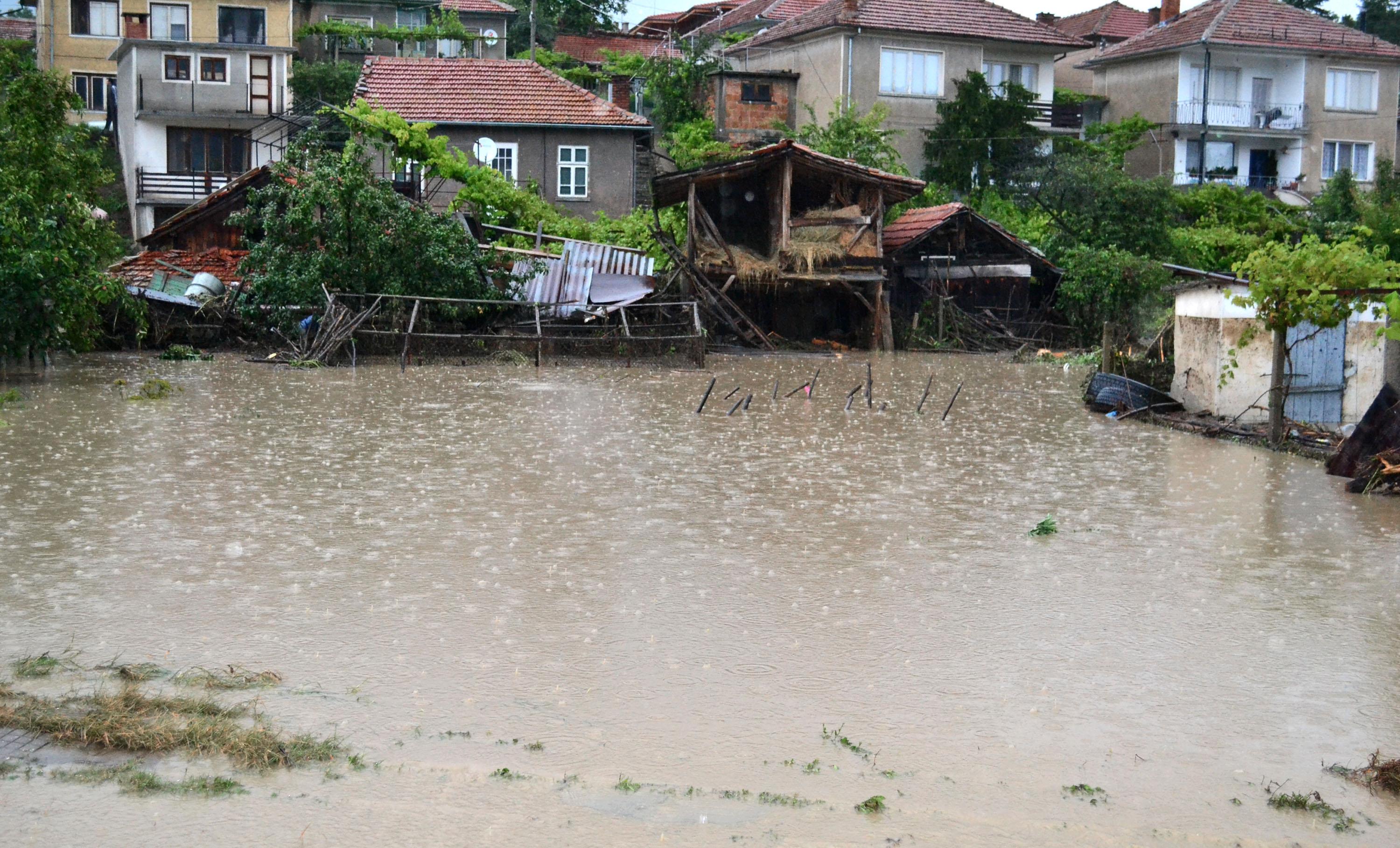 Всички къщи по поречието (около 2 км) са наводнени