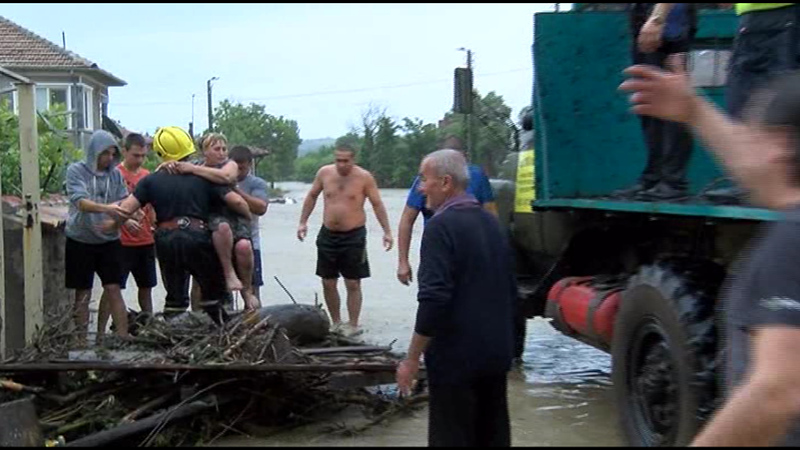 Килифарево е под вода, спасяват хората през покривите на къщите