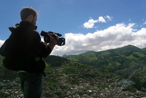 Камера снима онова, което става зад нея