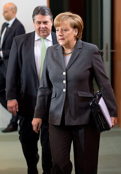 Меркел иска да задържи Йотингер като енергиен еврокомисар