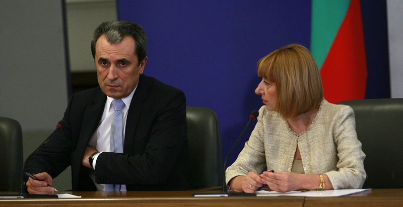 Премиерът Пламен Орешарски обеща да подаде оставка към 23 юли