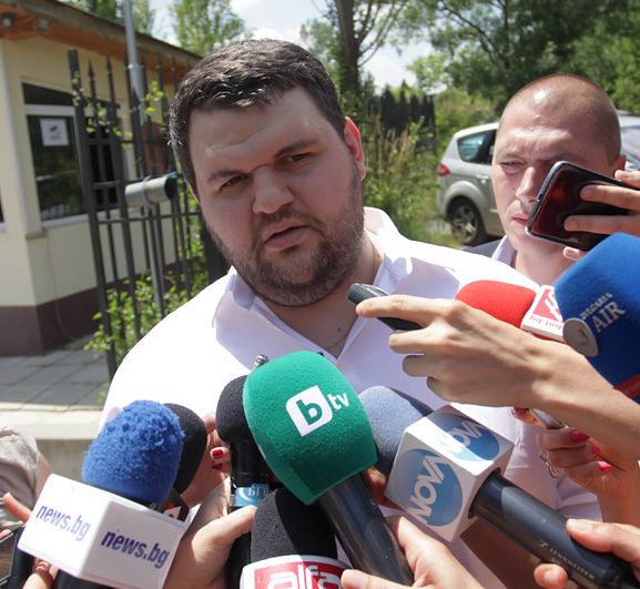 Фактът, че за втори път съм на разпит, опровергава твърдението, че управлявам прокуратурата, заяви депутатът