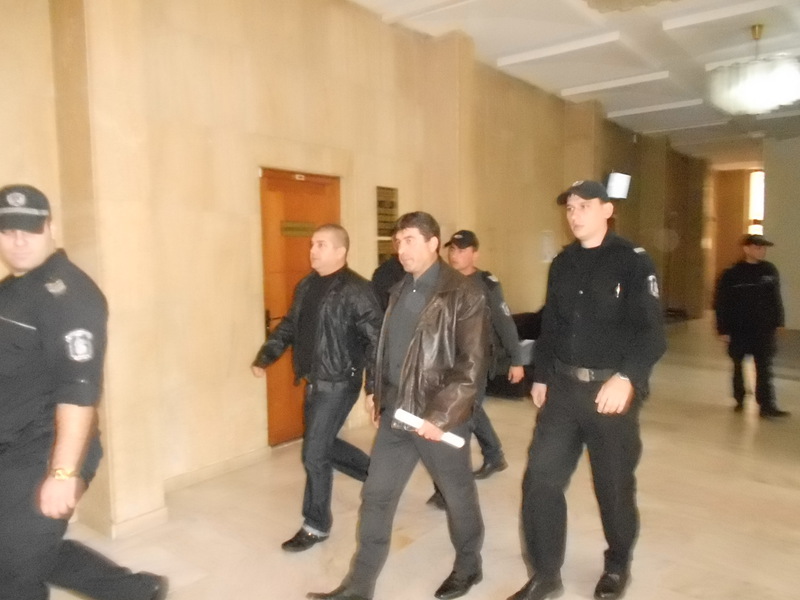 Обвиняемите по делото Стоян Петров (ляво) и Стоян Колев (дясно)