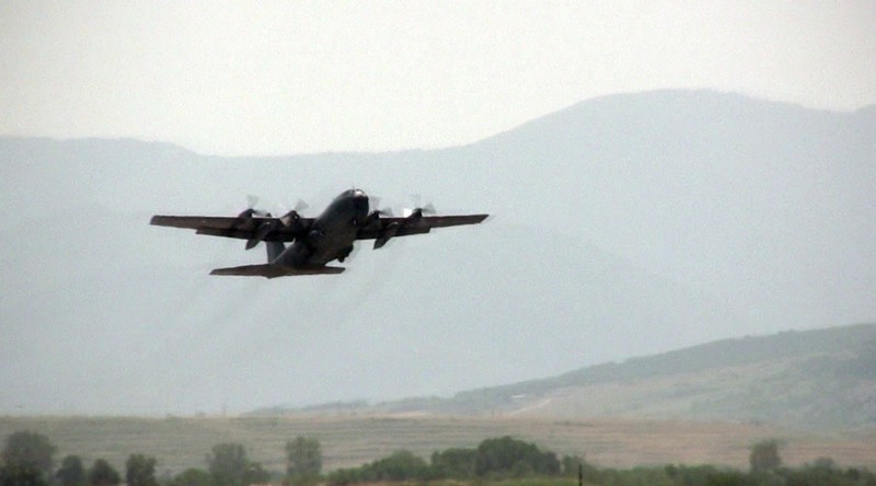 Военният министър наблюдава авиотренировка
