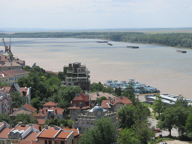 Донякъде водата е мътна и кафява, а по към средата - бистра