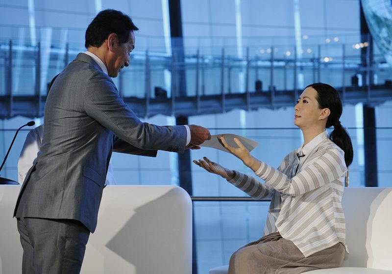 Роботът се захранва с компресиран въздух и сервомотори