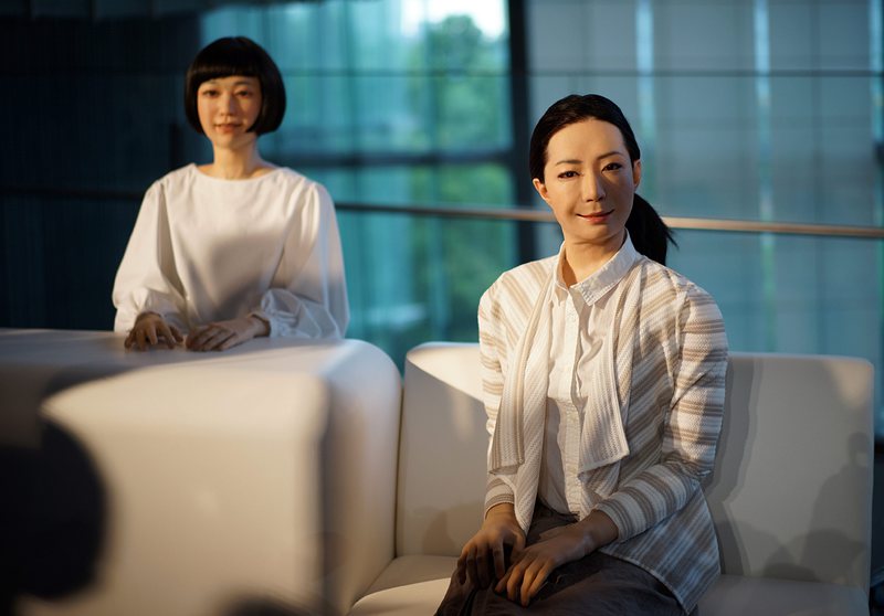 Роботът се захранва с компресиран въздух и сервомотори