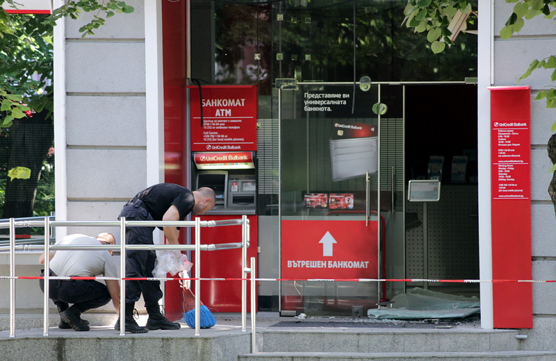 Бомбата е нанесла поражения върху дясното крило на входната врата на банката.