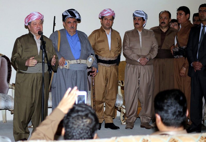 Иракският кюрдски лидер Масуд Барзани (вляво)