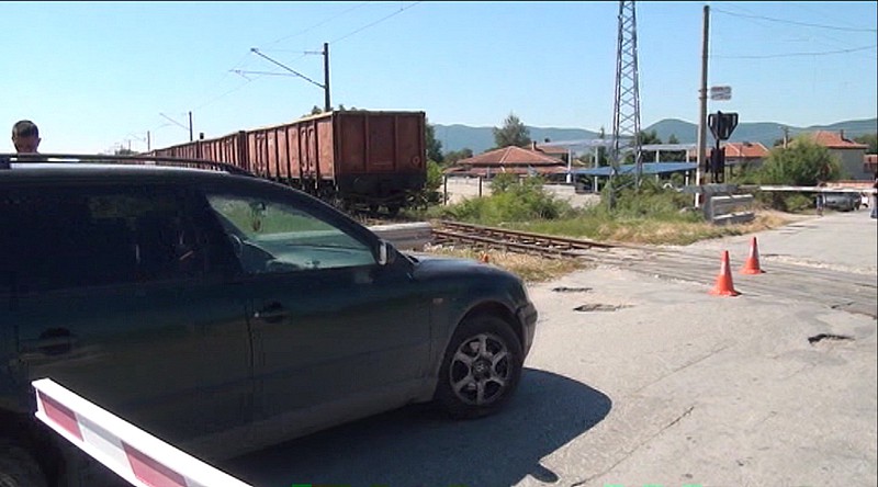 Влак блъсна кола край Карлово, шофьорът загина