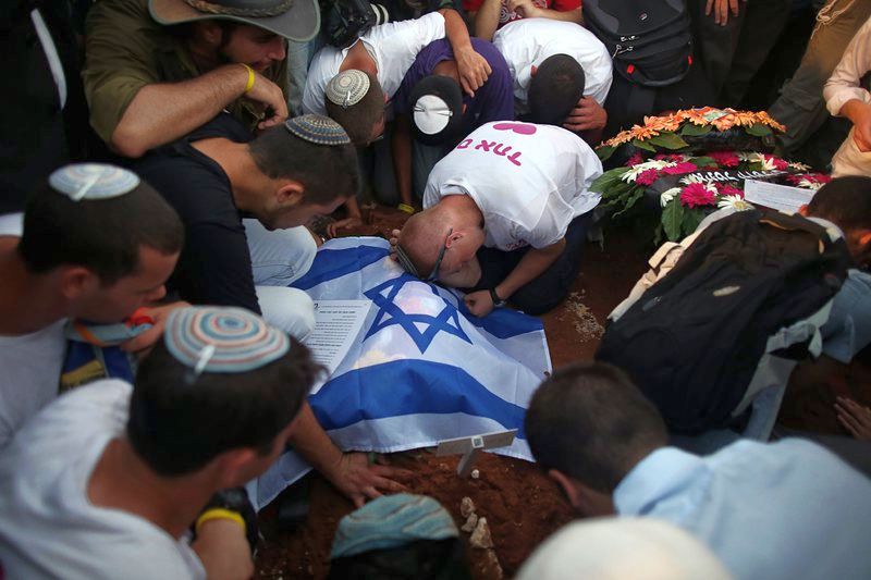 Снощи трите израелски момчета бяха погребани