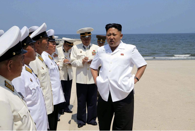 Ким Чен-ун рганизира състезание по плуване за командния състав на ВМС