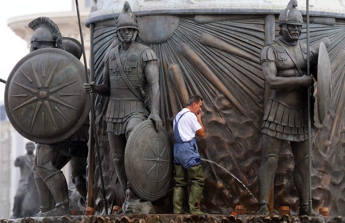 Работник почиства паметника на Александър Велики. Гръцкият премиер поля със студен душ Македония