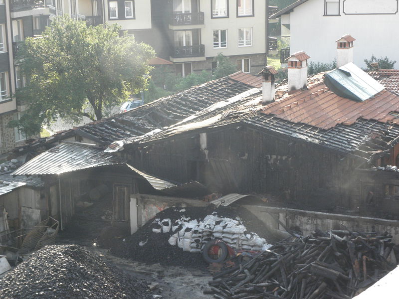 При пожара в Банско има и пострадали огнеборци