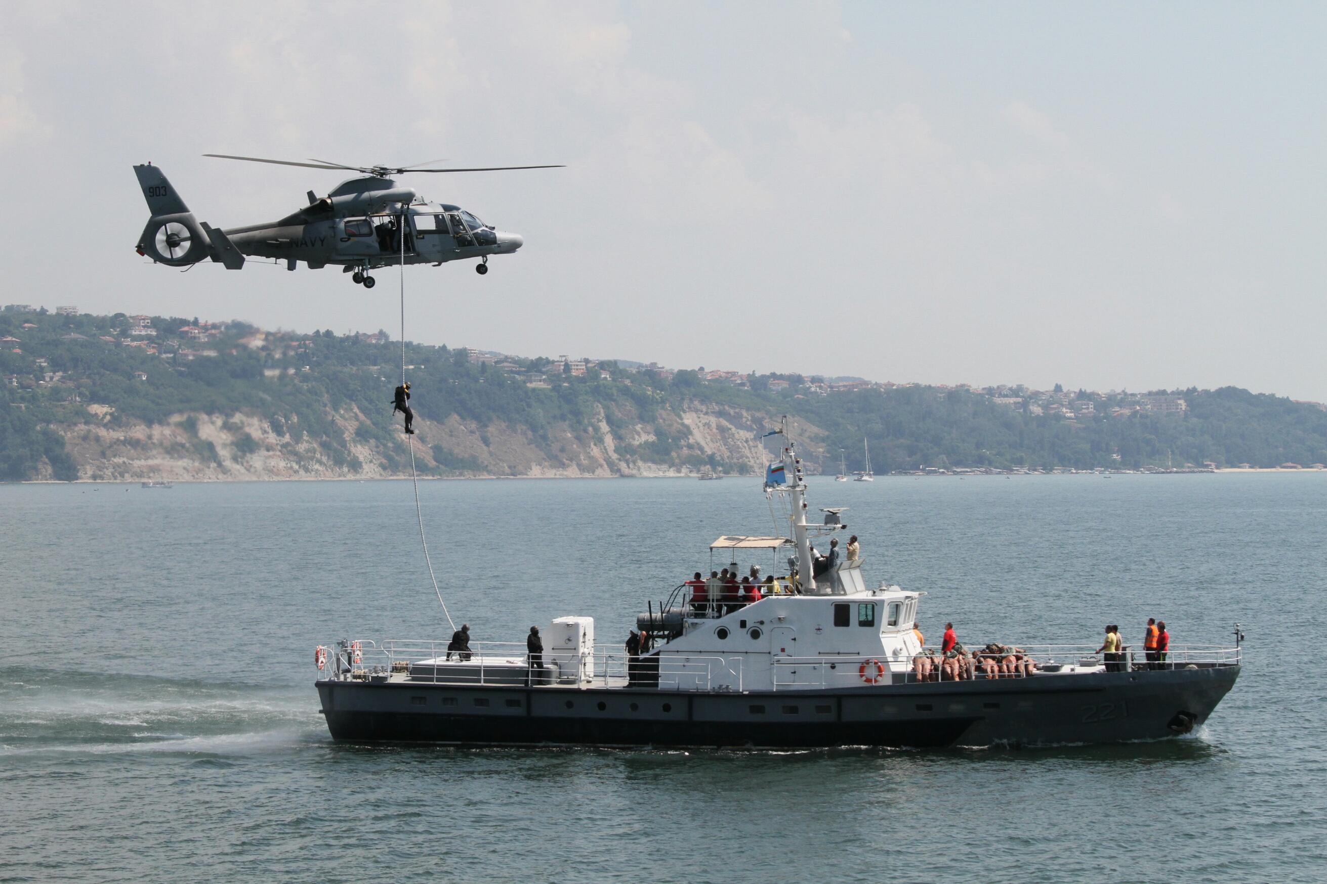 ВМС спасяват бедстващи хора в морето по време на “Бриз 2013“