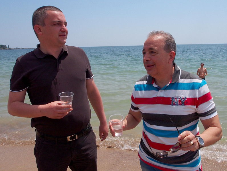 Управници пиха морска вода за да докажат, че е безопасна