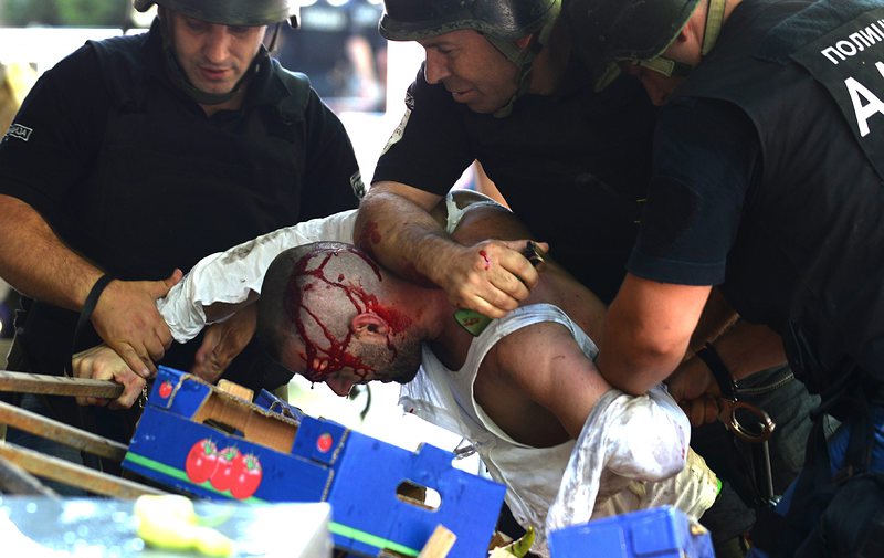Десетки ранени при протест в центъра на Скопие