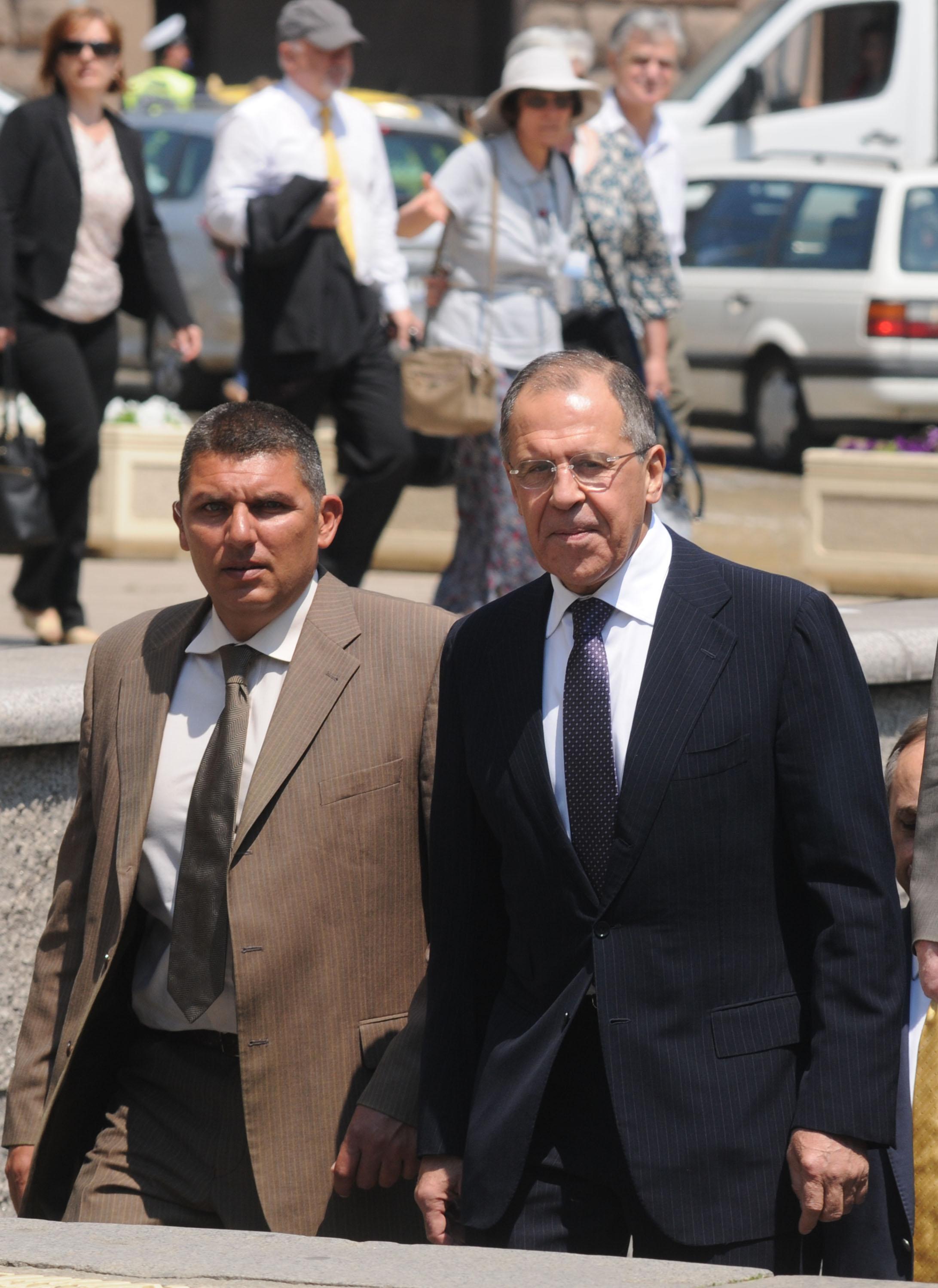 Сергей Лавров и делегацията минаха през подлеза на Президентсвото