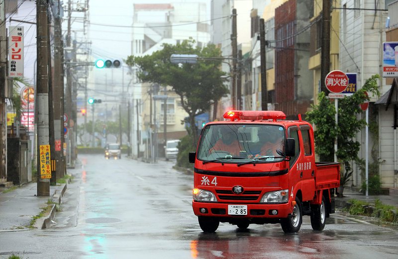 Тайфунът Неогури връхлетя Япония, има пострадали (снимки)